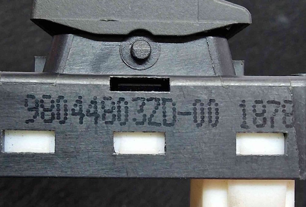 Comando / Botão / Interruptor Vidros Frente Direito 98044803ZD - PEUGEOT 3008 II SUV