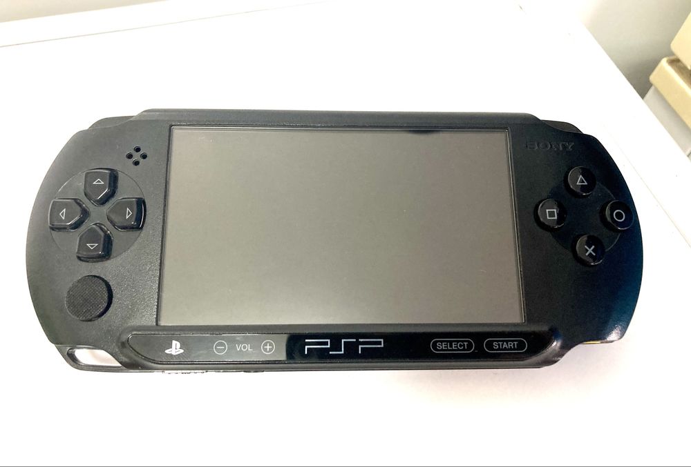 PSP E1004 + 5500 Jogos (Cartão 64GB) + Carregador