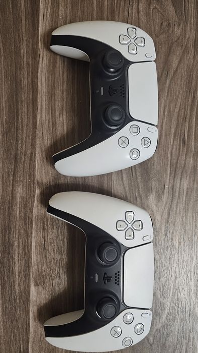 Бездротовий геймпад GameSir G7 Pro Zenless Zone Zero Edition(чорний)  та геймпад Sony DualSense Wireless Controller( білий)