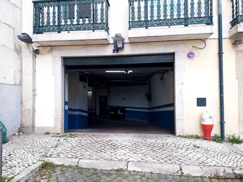 Arrenda-se espaço de garagem no Chiado