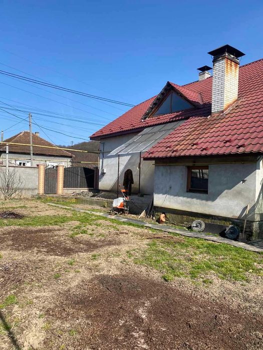 Продається просторий будинок у центрі смт. Кольчино