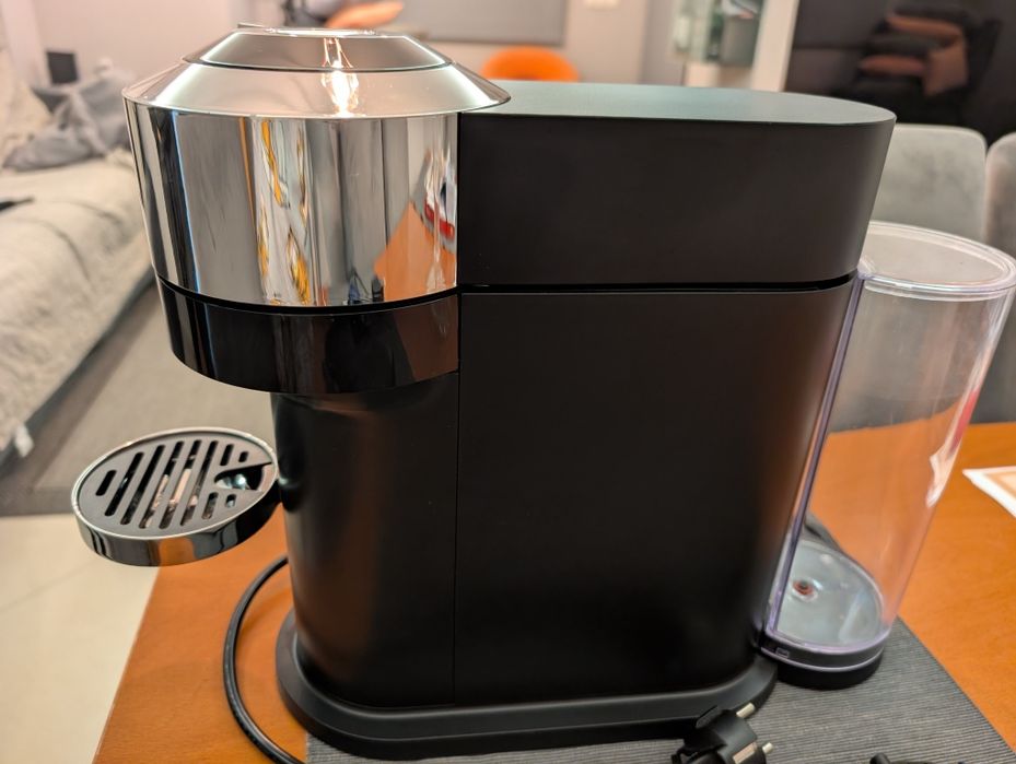 Máquina de café Nespresso 
Vertuo Next D Pure Chro