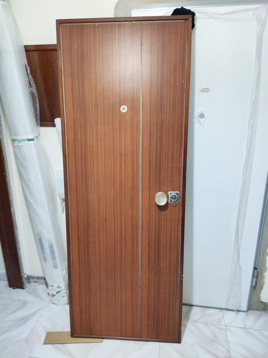 Porta de entrada de madeira maciça e triplo trinco completa