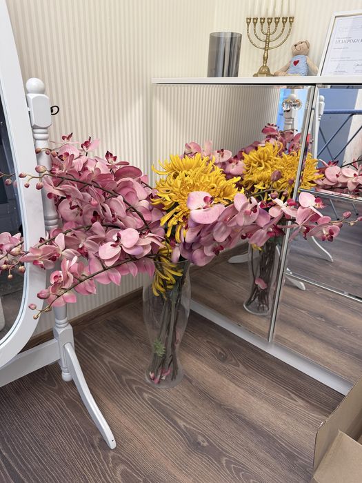Штучні квіти орхідея та хризантема