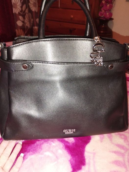 Mala de senhora Guess.