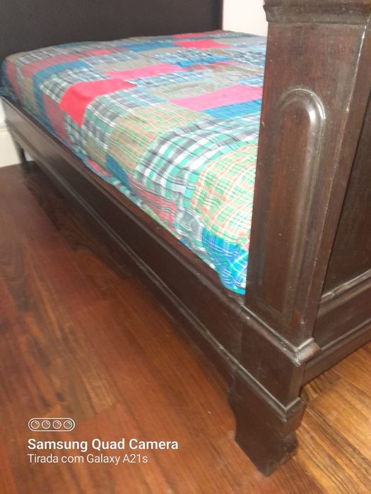 Cama de madeira 1,30×2 e colchão