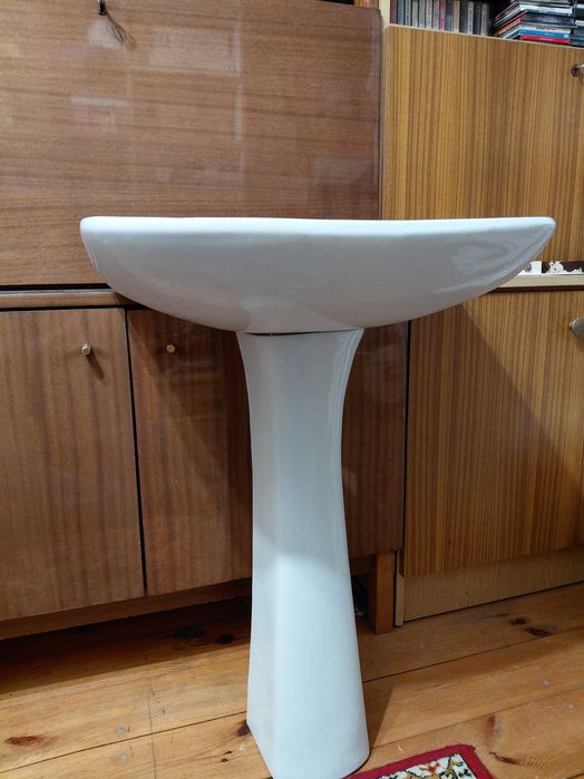 Umywalka z postumentem - ceramiczna