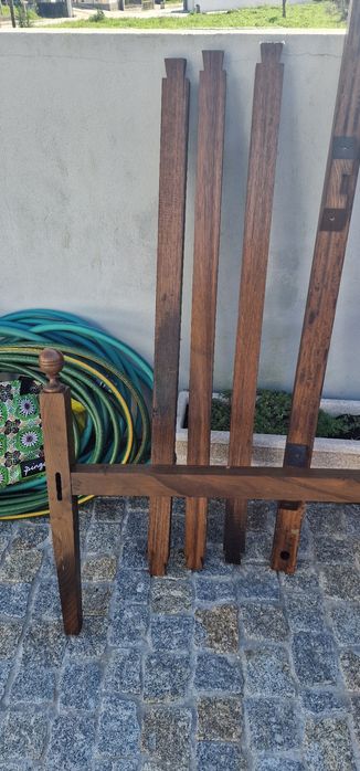 Tenho 2 camas maciças  e mesa e cadeiras  santa marinha Zêzere  Baião