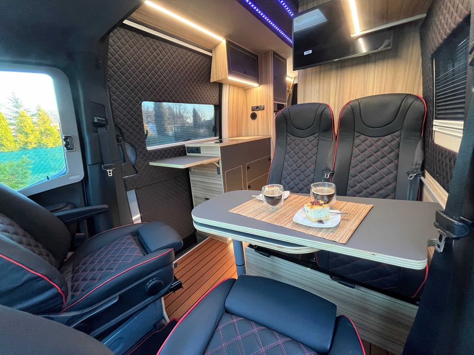 Zabudowa kempingowa busa kampera