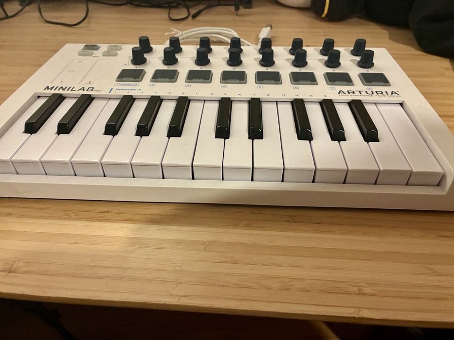 Controladora MIDI Arturia Minilab MK II