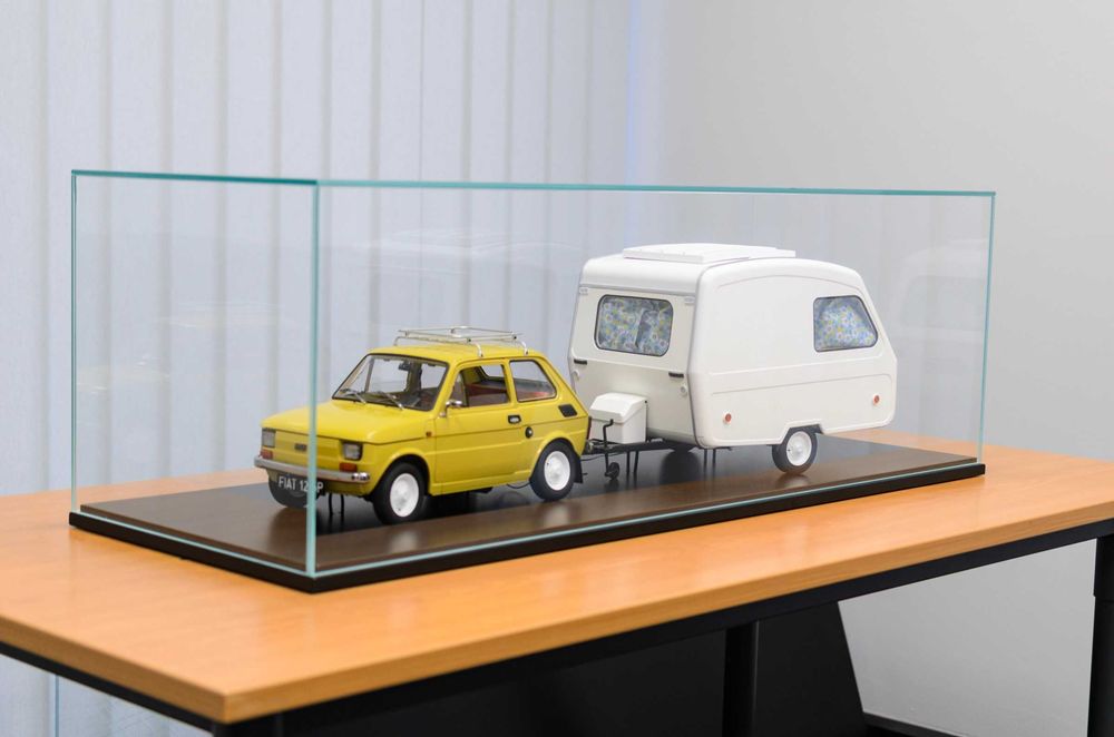 Model DEAGOSTINI Fiat 126p + przyczepa Niewiadów SKALA 1:8 + gablotka