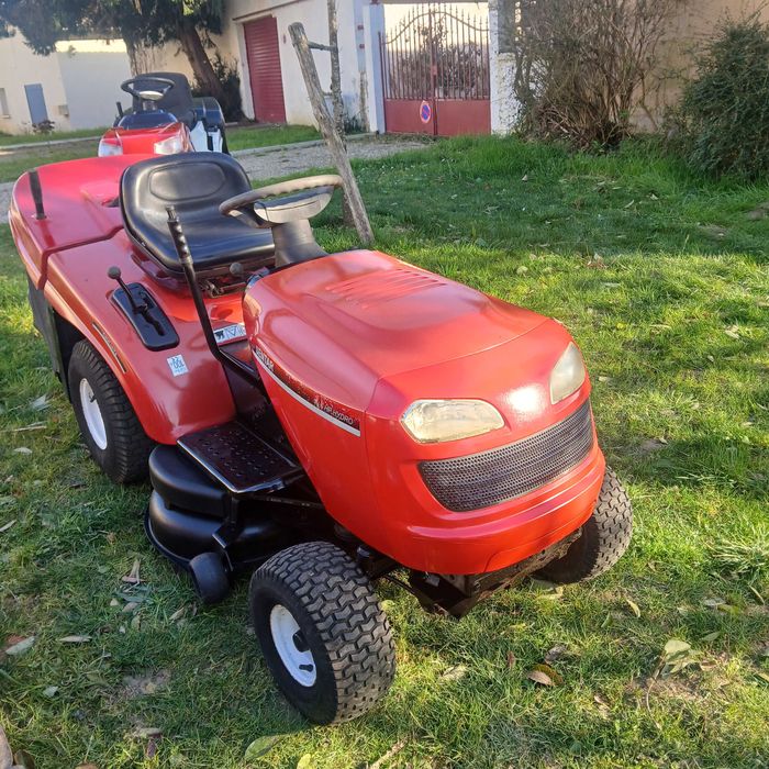 Tractor corta relva ou ervas selvagem