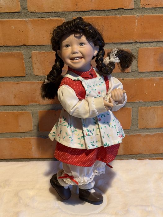 Lalka porcelanowa sygnowana