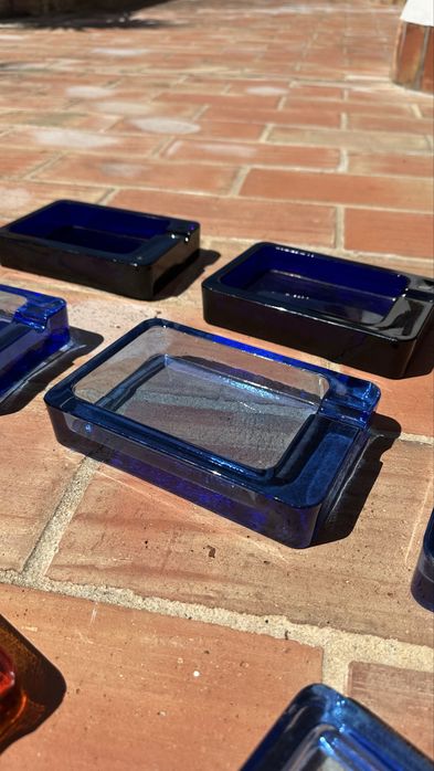 Conjunto de cinzeiros em vidro azul e castanho