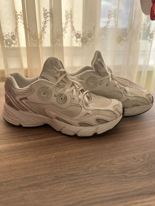 Білі кросівки Adidas