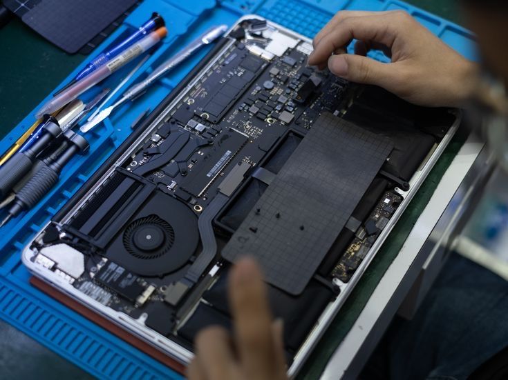 Naprawa diagnoza po zalaniu Macbook Air Pro wymiana wyświetlacza