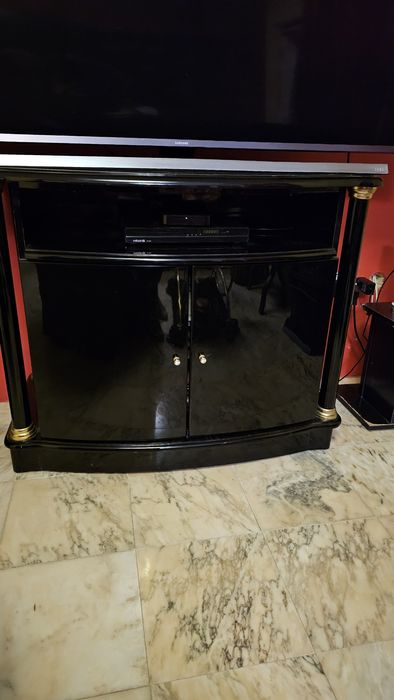 Móvel de TV preto brilhante