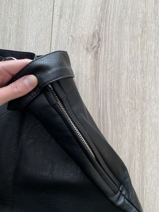 H&M – czarna spódniczka (mini) z ekoskóry z wysokim stanem i paskiem