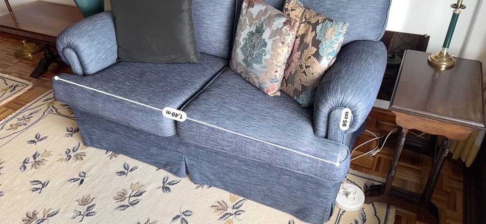 Sofá de dois lugares Azul com estrutura de Madeira