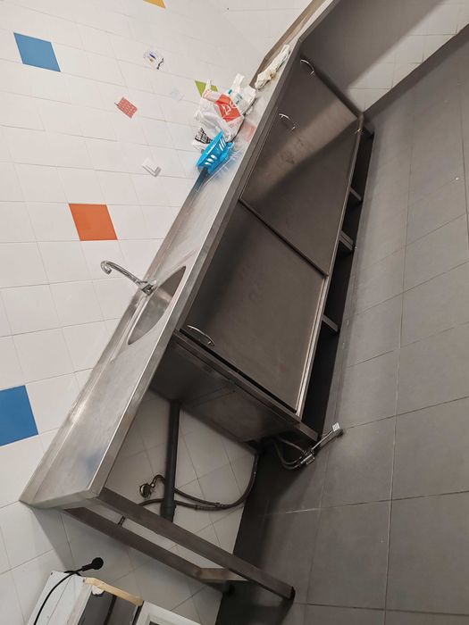 Armário em inox com 2 portas de correr com: lavatório + torneira + pedal