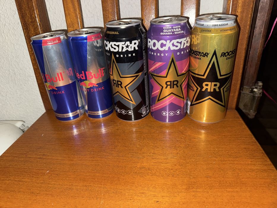 Latas rockstar e da Red Bull vazias