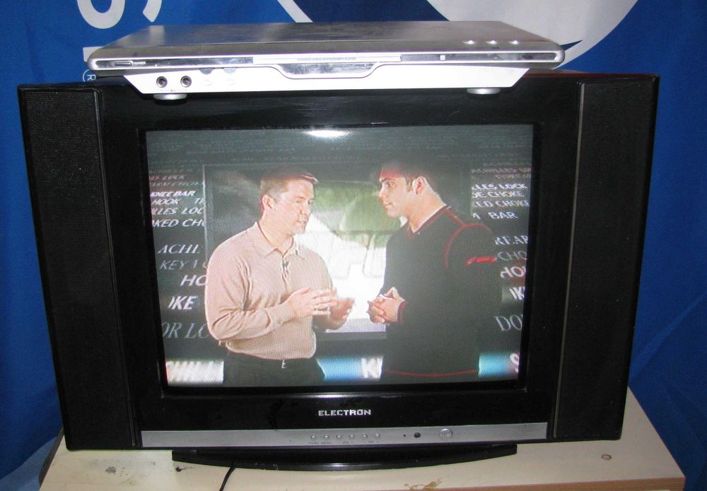 Телевизор ELEKTRON 54 ТК-713, в комплекте с DVD и видаком.