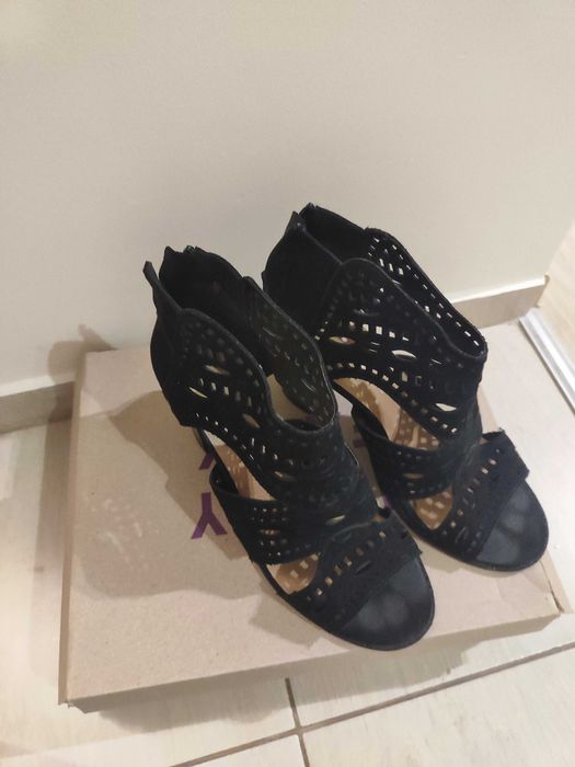 Sandały czarne słupek roz. 38 ażurowe