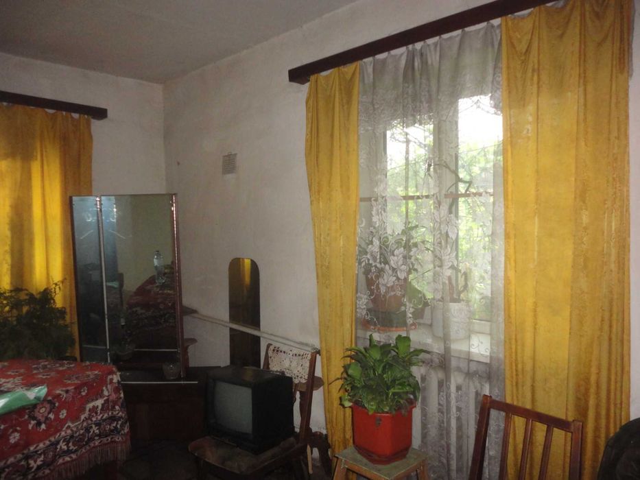 окрема кімната в оренду 20кв.м та гараж 25кв. м. в селі в будинку.