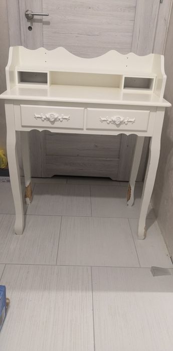 Biała toaletka z szufladami.