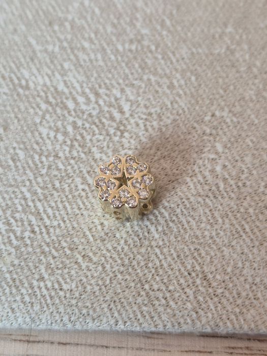 Złoty charms kwiatek białe cyrkonie 585