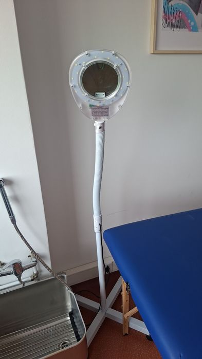 Lâmpada médica e de estética com lupa de aumento e rodas