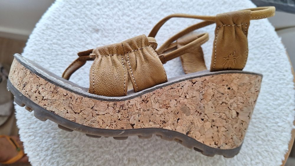 Sandálias Fly London pele caramelo salto cunha cortiça novas 38