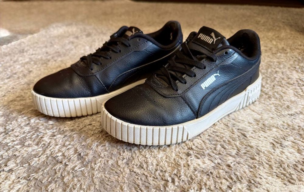 Чорні жіночі кросівки від puma з натуральної шкіри.