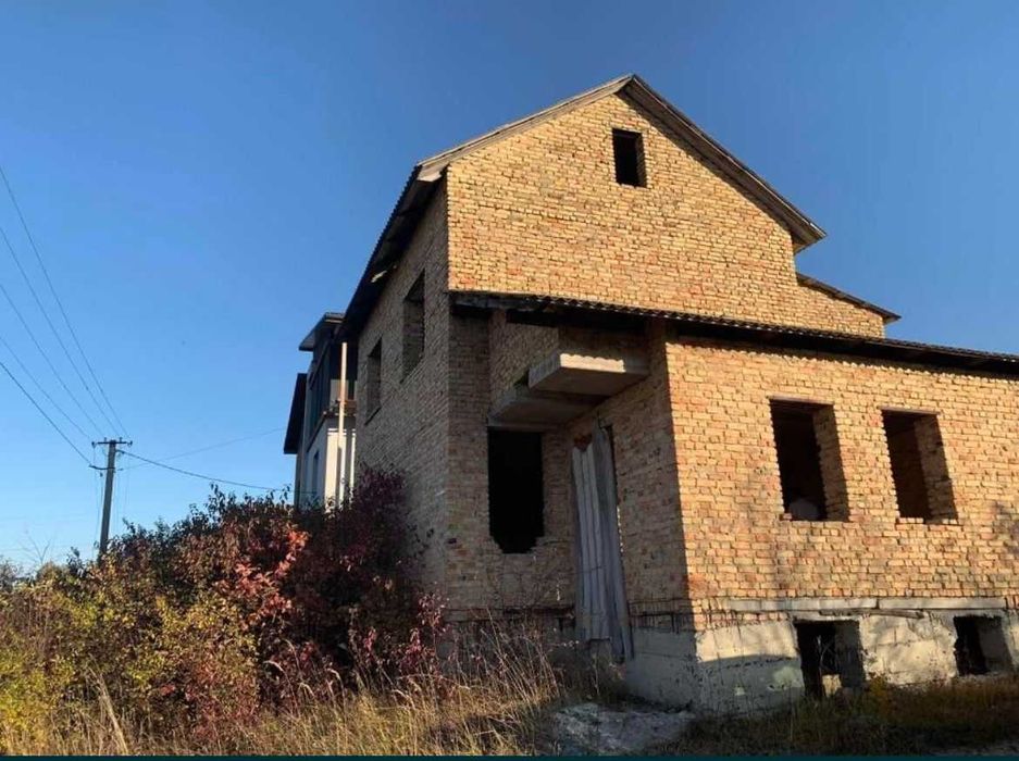 Продаж земельної ділянки з незавершеним будівництвом біля Золочів