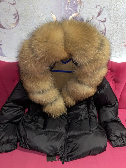 Розпродаж пуховиків з натуральним хутром