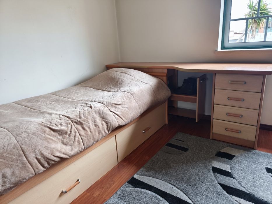 Conjunto de cama de solteiro e mesa de estudo