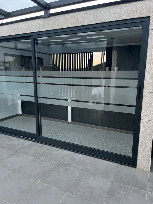 Portas de corre com vidro e pvc