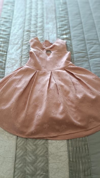 Roupa de menina em bom estado