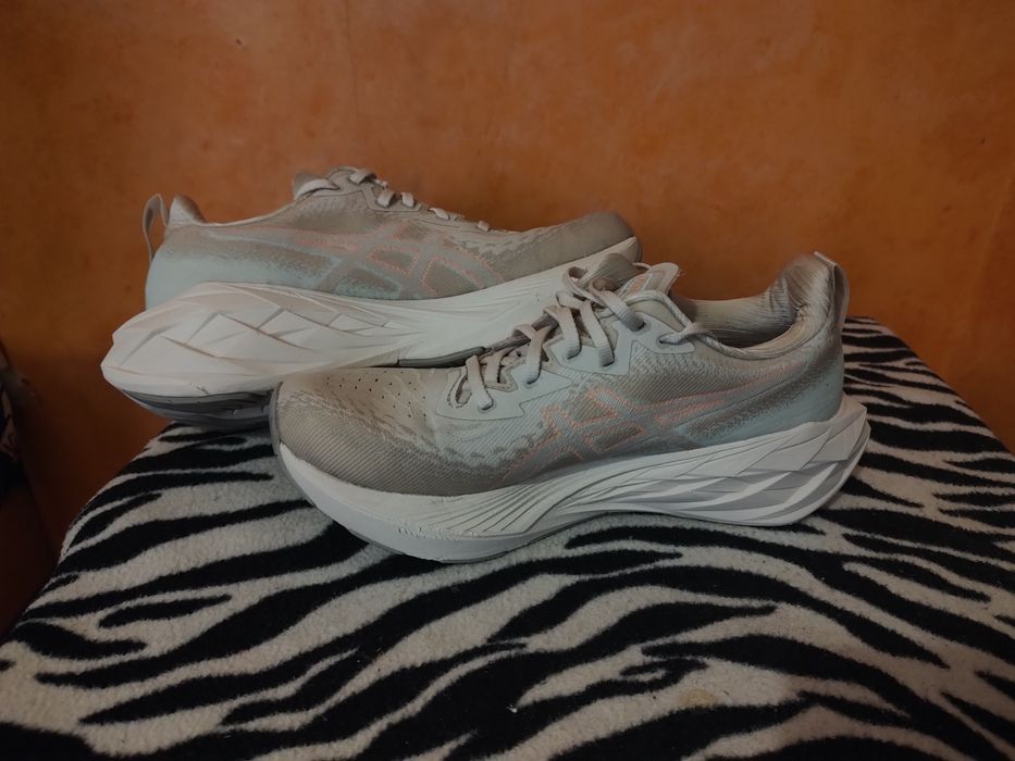 Оригінальні жіночі кросівки Asics Novablast 4 у світлому забарвленні