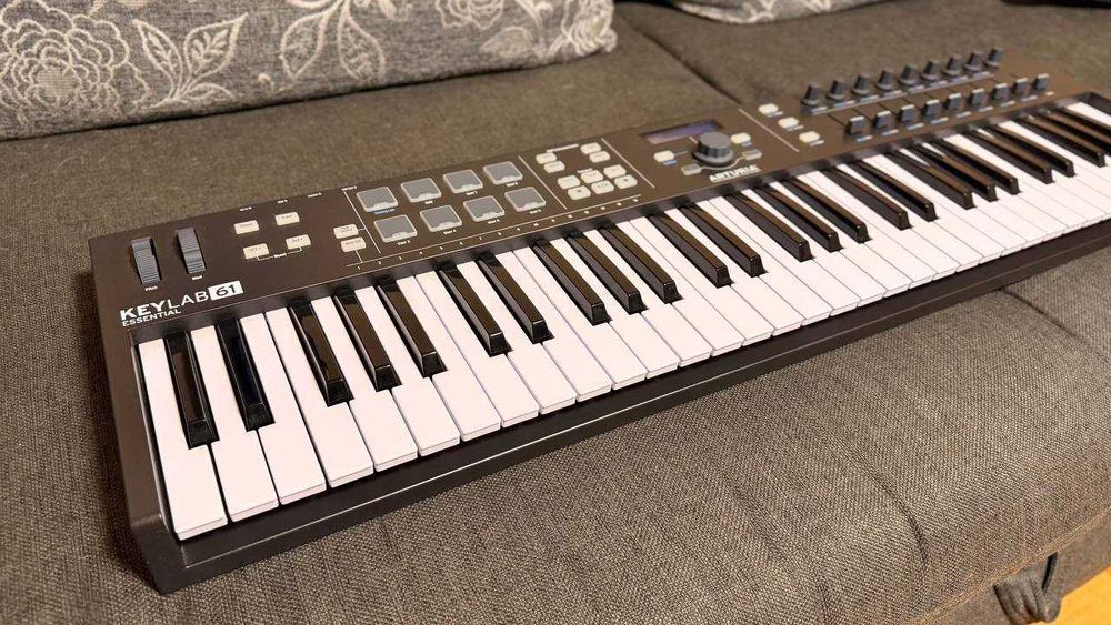 MIDI-клавіатура Arturia Keylab Essential 61 Black Edition