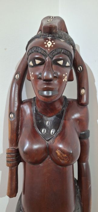 Estátua gigante Africana 1,60 m em pau preto muito trabalhada