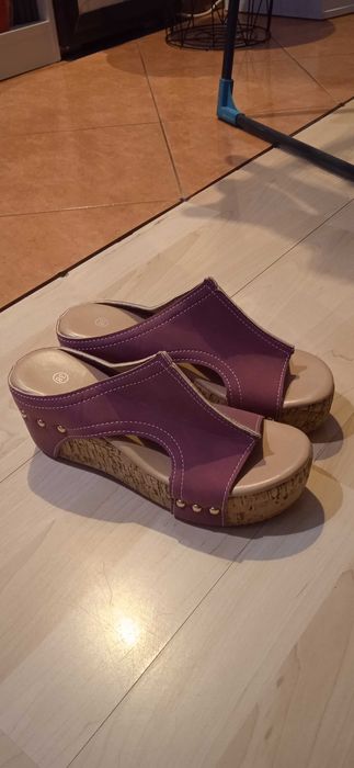 Piękne wysokie lekkie purpurowe klapki