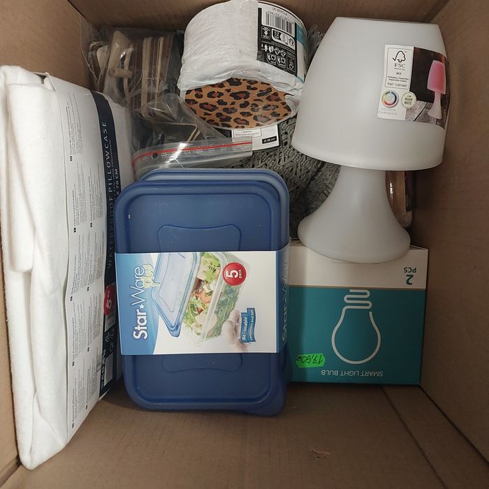 Box z rzeczami do domu