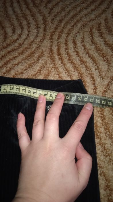 Чорні кльошні штани з розрізом,