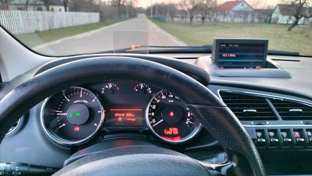 Гарний сімейний автомобіль