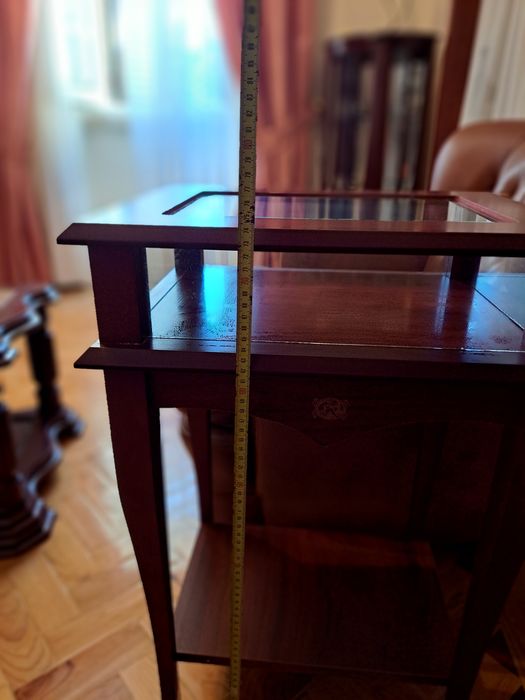 Mesa de apoio e vitrine de lembranças