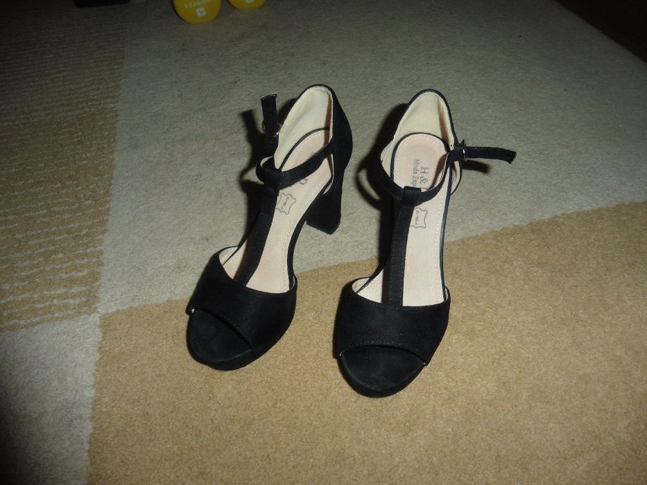 Sandália Senhora Nº 37 como novas , foram usadas uma vez ..