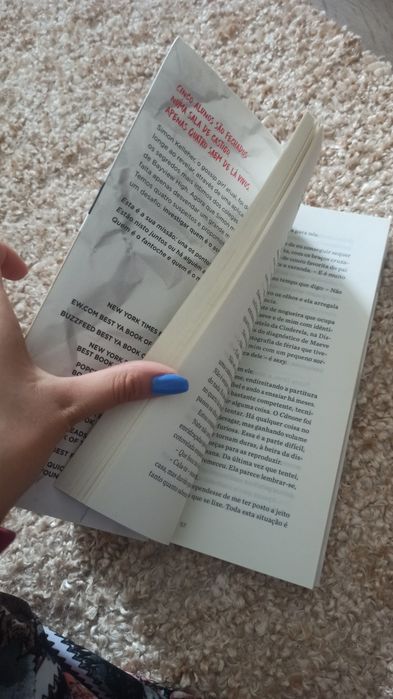 Livro Um de nós mente de Karen McManus