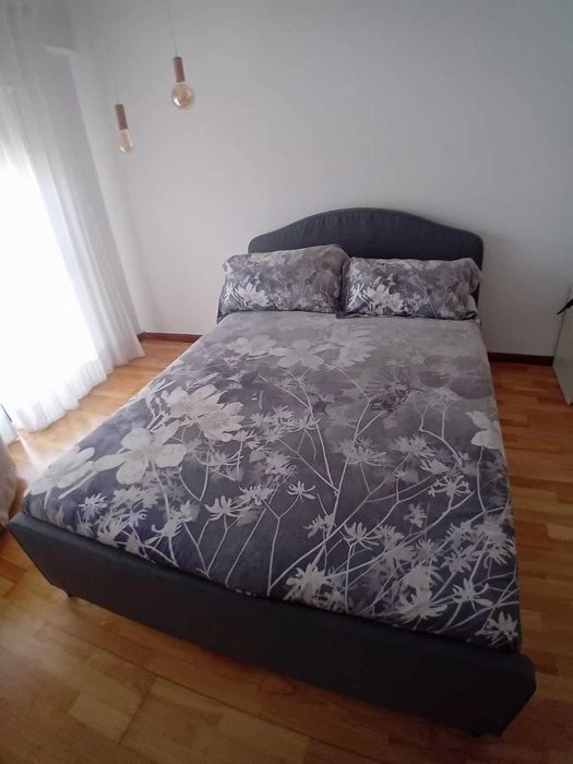 Cama casal HAUGA Cinzenta [IKEA] com colchão