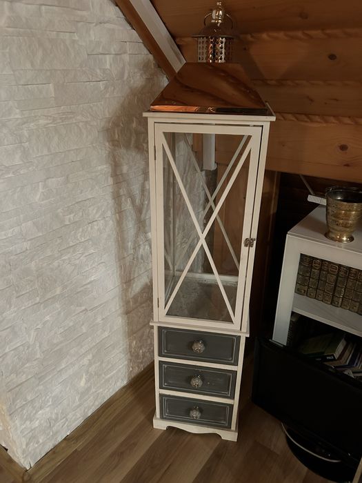 Latarnia drewniana z trzema szufladkami